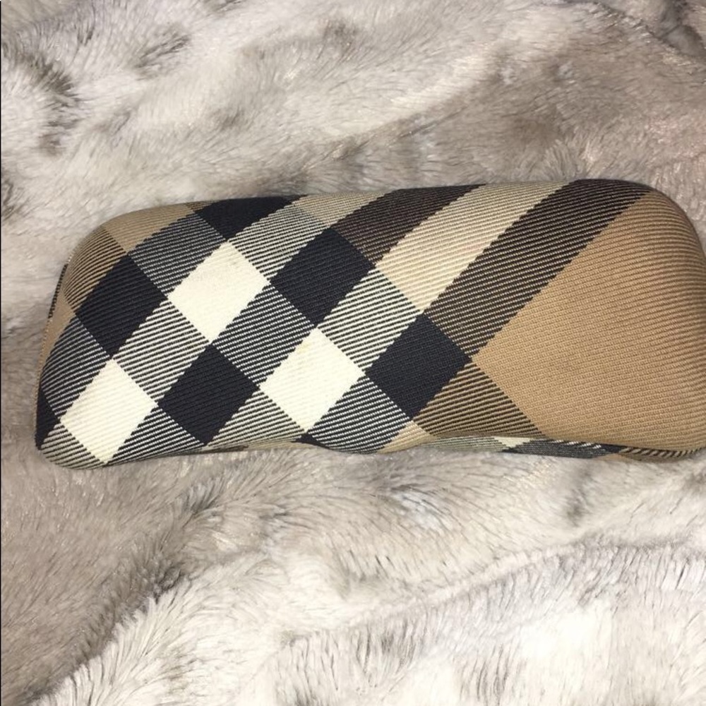 Burberry case - Picture 4 of 4